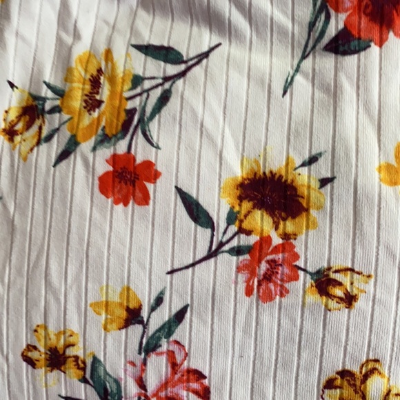 ✨HP✨Rue21 White Floral-Print Off-the-Shoulder Top - Picture 5 of 5